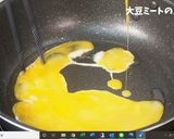 大豆ミート・卵・絹さやの三食丼作り方5写真