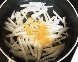基本の味噌汁。大根、わかめ、油揚げ。作り方1写真