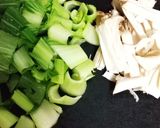 チンゲン菜とキノコ類のマヨポン炒め作り方1写真