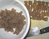 簡単おかず。こんにゃく主役の辛味噌炒め作り方1写真
