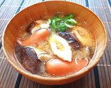 簡単♡椎茸とウインナーと竹輪の味噌汁♡作り方2写真