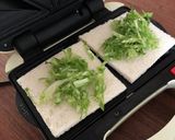 パン耳まで！メンチカツホットサンド！作り方2写真