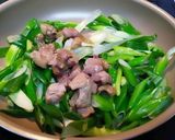 九条ねぎとやきとり缶で炒め物(塩味)作り方2写真