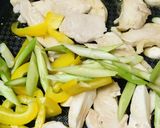 鶏むね肉とアスパラ＆パプリカの白だし炒め作り方2写真