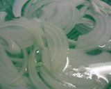 鶏皮と玉葱の辛味和え作り方1写真