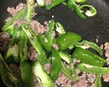 ケチャップソースでピーマン豚挽肉炒め　作り方1写真