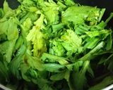 簡単牛肉こんにゃく春菊の炒め物作り方3写真