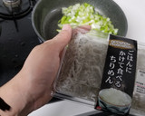 セロリとちりめんじゃこの昆布つゆ炒め作り方1写真