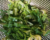 鶏とねぎとワカメのこく旨スープ作り方1写真