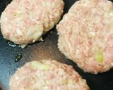 豚挽肉の手ごねハンバーグ❷チーズ版作り方2写真