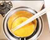 離乳食後期☆湯煎で色鮮やか☆卵そぼろ作り方3写真