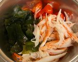 カニカマとトマトとワカメの酢の物*+作り方4写真