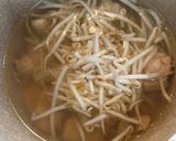 鶏もも肉ともやしとニラの味噌汁　ダシが利いてるよ作り方5写真