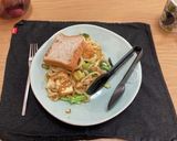 簡単！冷蔵庫の残り物で焼きそばパン作り方4写真