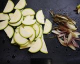 簡単！ズッキーニと茗荷のお味噌汁作り方1写真