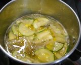 簡単！ズッキーニと茗荷のお味噌汁作り方3写真