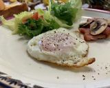 ベーコンエッグとマッシュルームの朝食作り方1写真
