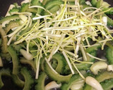 ゴーヤーとイワシ缶詰の炒め煮作り方1写真