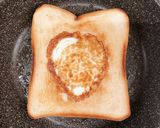 とろーり目玉焼きトースト作り方4写真