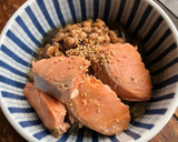 納豆と鮭を茄子の煮浸しに乗せたご飯作り方2写真