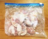 簡単ヘルシー☆塩麹漬け鶏肉の蒸し炒め作り方1写真