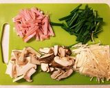 旨辛！ハムときのこのスタミナ丼作り方1写真