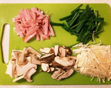 旨辛！ハムときのこのスタミナ丼作り方1写真