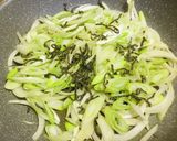 長ネギと玉葱の塩昆布炒め作り方2写真