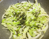 長ネギと玉葱の塩昆布炒め作り方2写真