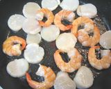 海老と帆立のオイスターミルク煮作り方4写真