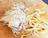 基本の味噌汁。えのき、長ネギ、油揚げ。作り方1写真