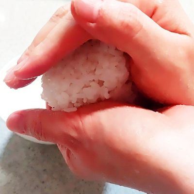 塩握り これは覚えとこう。基本中の基本。塩おにぎり、手で握るお握りは