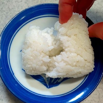 塩握り これは覚えとこう。基本中の基本。塩おにぎり、手で握るお握りは