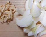 豚タンと玉ねぎとにんにくの塩胡椒炒め作り方1写真