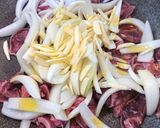 豚タンと玉ねぎとにんにくの塩胡椒炒め作り方2写真
