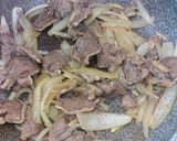 豚タンと玉ねぎとにんにくの塩胡椒炒め作り方3写真