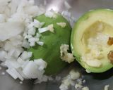 サラダチキンとワカモレのサンチュ巻き作り方1写真