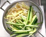 モヤシとキュウリに温泉卵◎簡単豚ロース丼作り方1写真