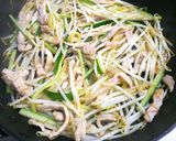 モヤシとキュウリに温泉卵◎簡単豚ロース丼作り方3写真