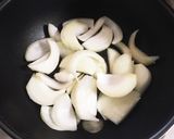 簡単ヘルシー☆鶏手羽元とさつまいもの煮物作り方3写真
