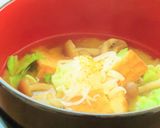 〖 厚揚げと春キャベツとしめじの味噌汁〗作り方4写真