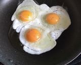 とろ〜り目玉焼きとチーズのホットサンド☆作り方1写真