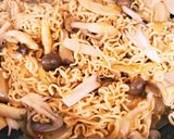 とろ～りチーズときのこの焼き醤油ラーメン作り方2写真