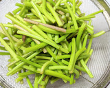 サツマイモの茎の麺つゆバター炒め作り方1写真