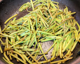 サツマイモの茎の麺つゆバター炒め作り方6写真