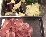 鳥モモとなすの簡単ピリ辛炒め作り方1写真