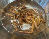 金針菜とキクラゲと鶏ささみの薬膳スープ作り方2写真