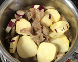 豚バラ肉とさつま芋とえのき茸の煮物作り方3写真