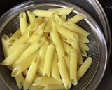 舞茸とサラミのトマトペンネアラビアータ風作り方1写真