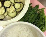 豚バラとナスとニラの春雨炒め作り方2写真